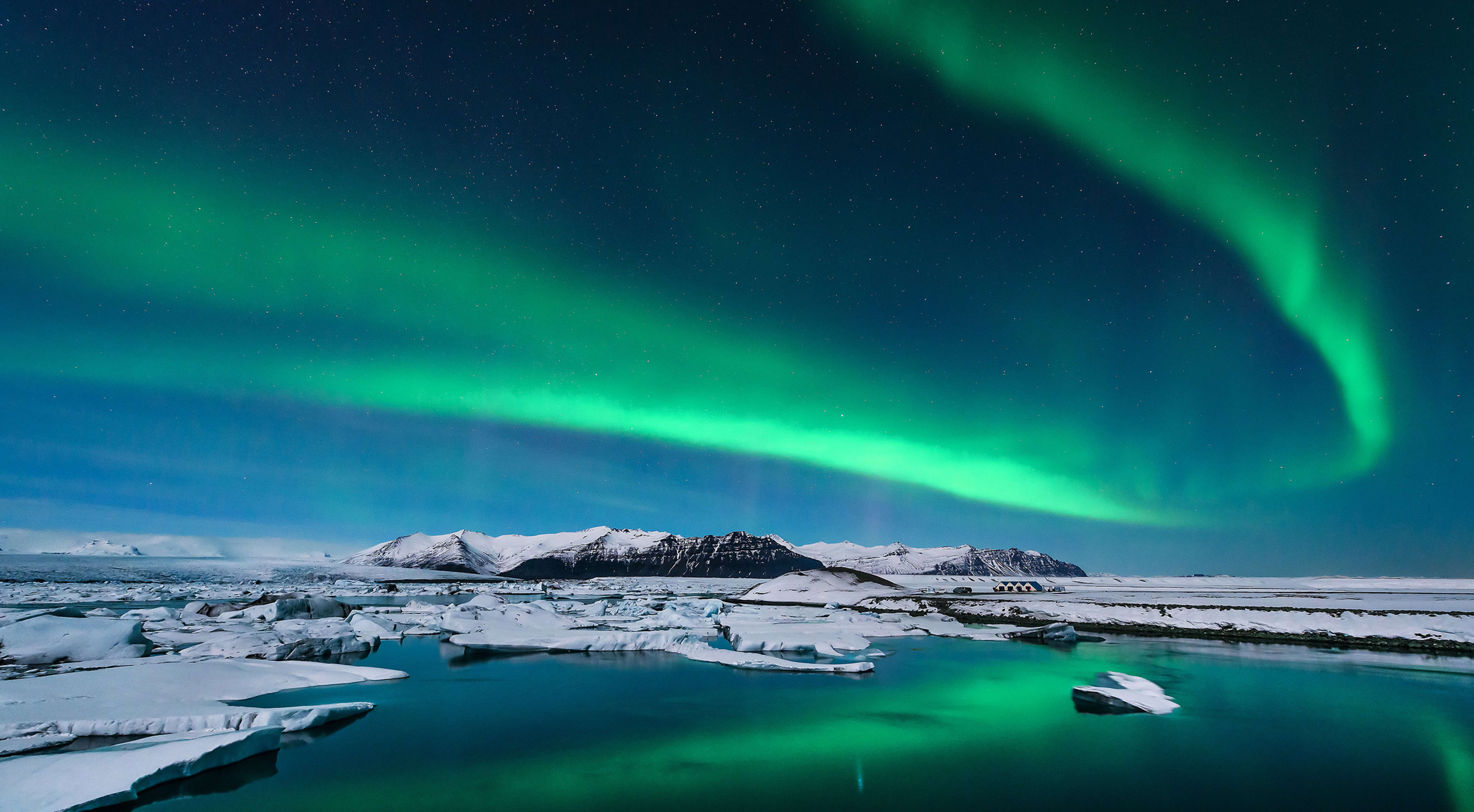 Northern-lights-in-the-winter-Iceland