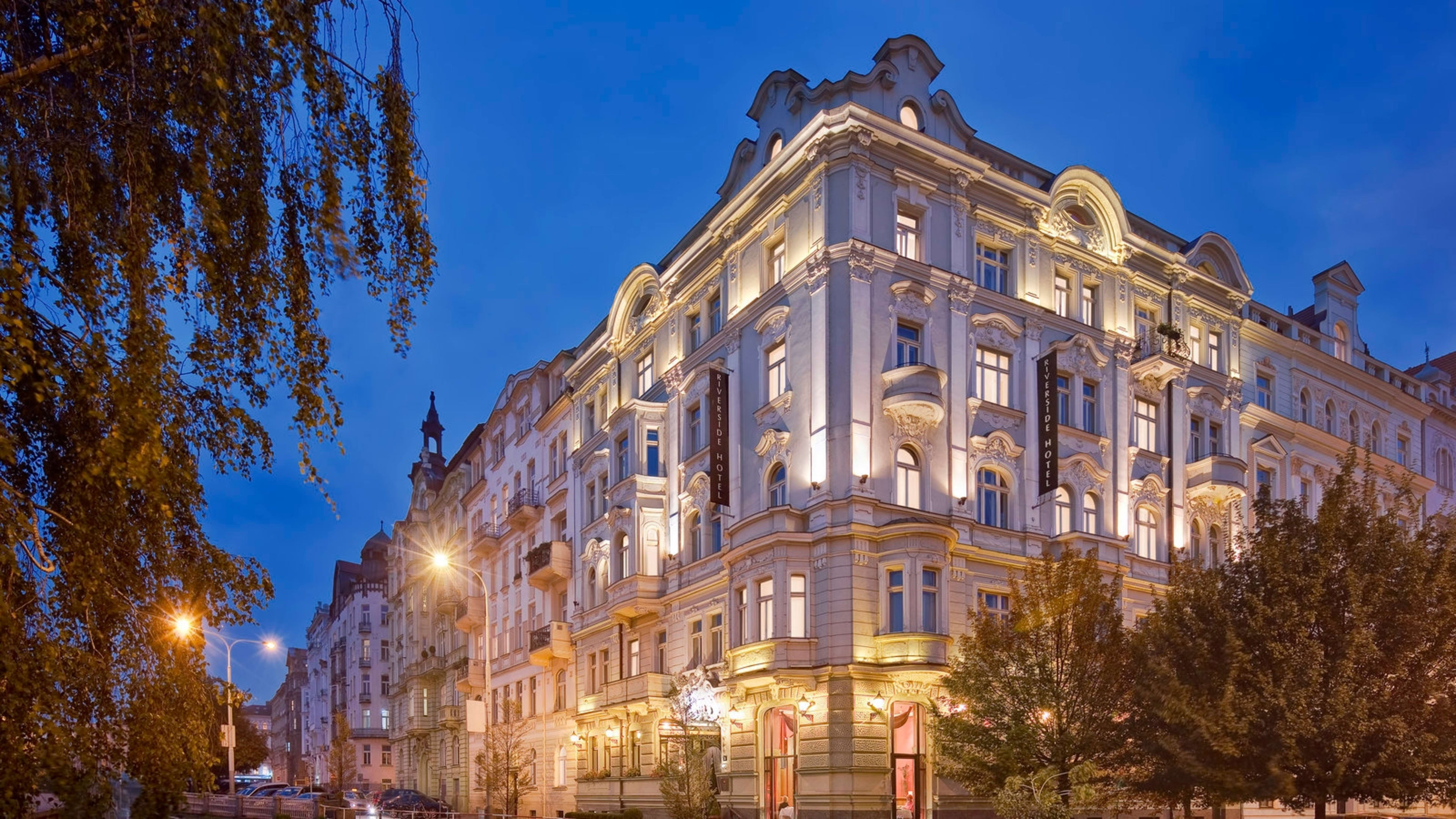 Mamaison Riverside -exterior-night