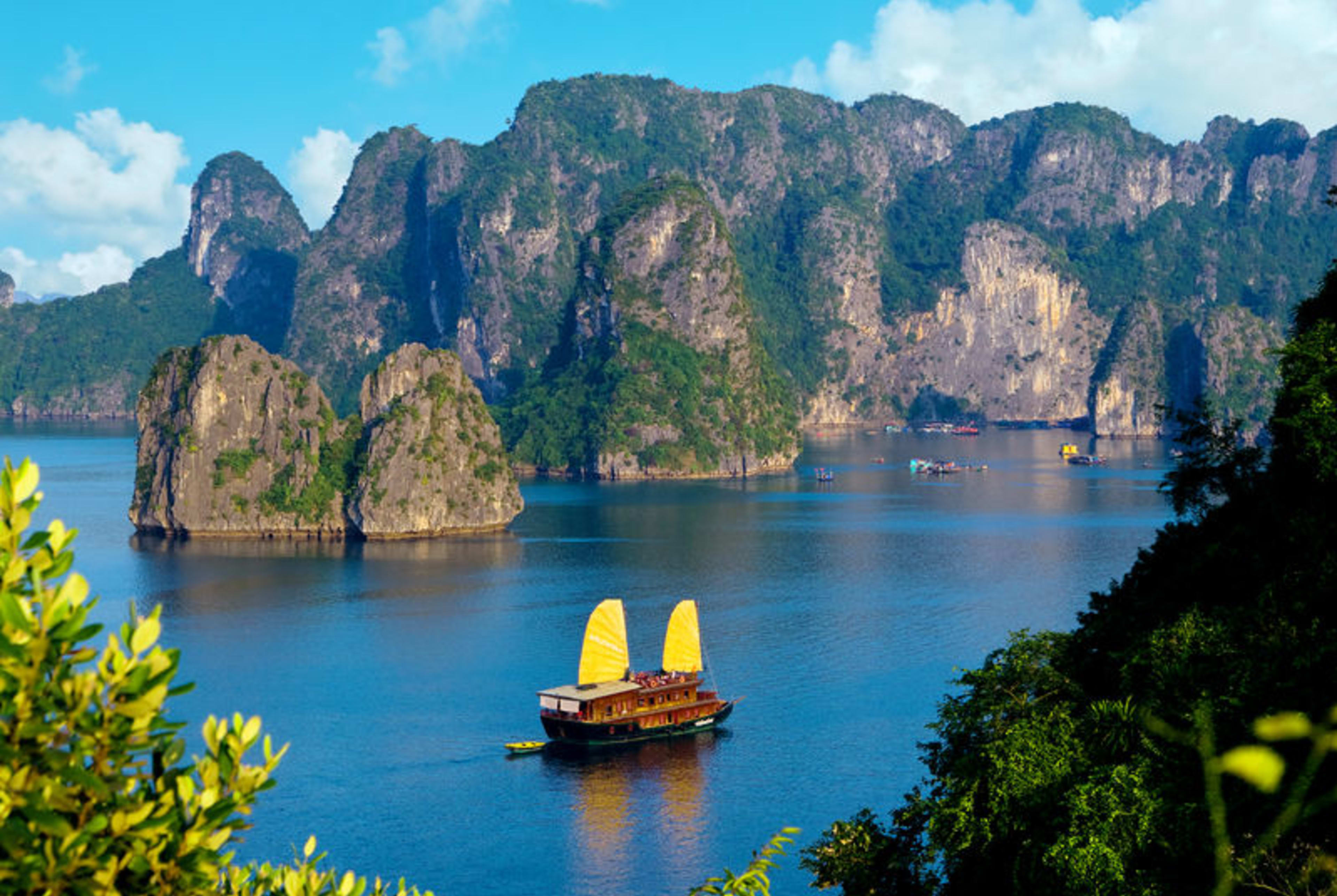 web-indochina_halong_bay_142