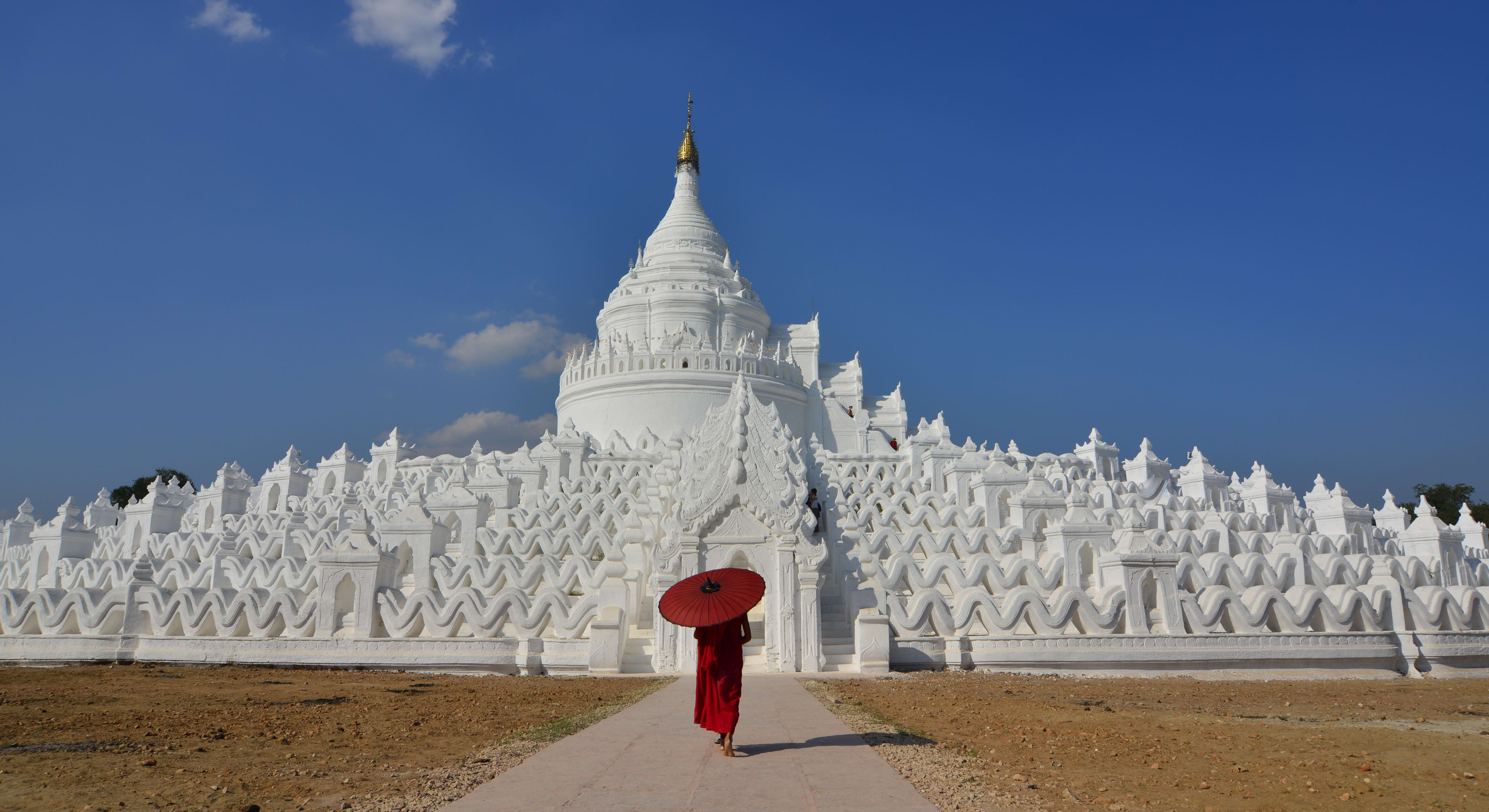 Sérferð_Myanmar_White_Stupa