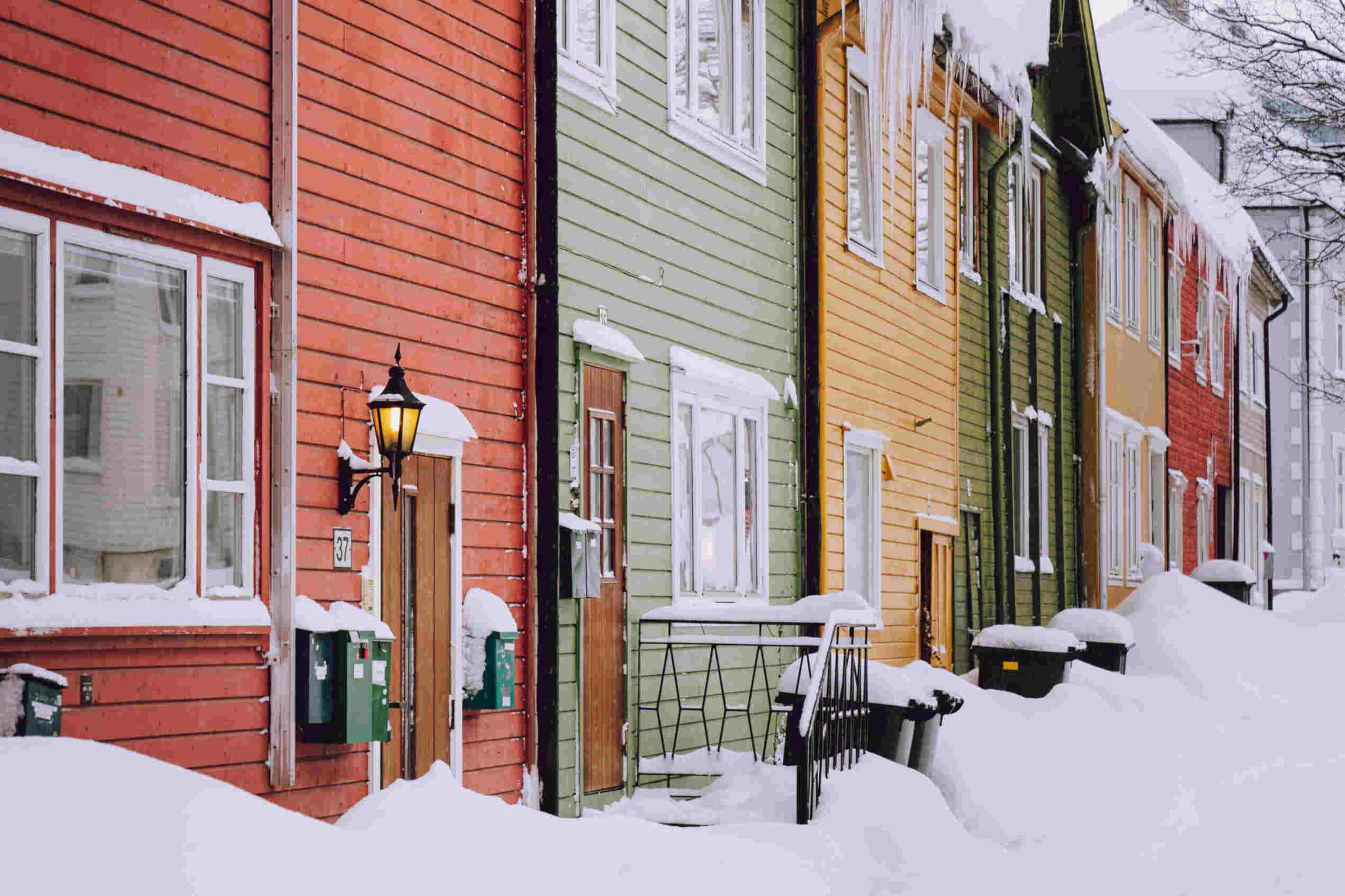 Old snow-covered houses in Tromsø city center 2540x1693