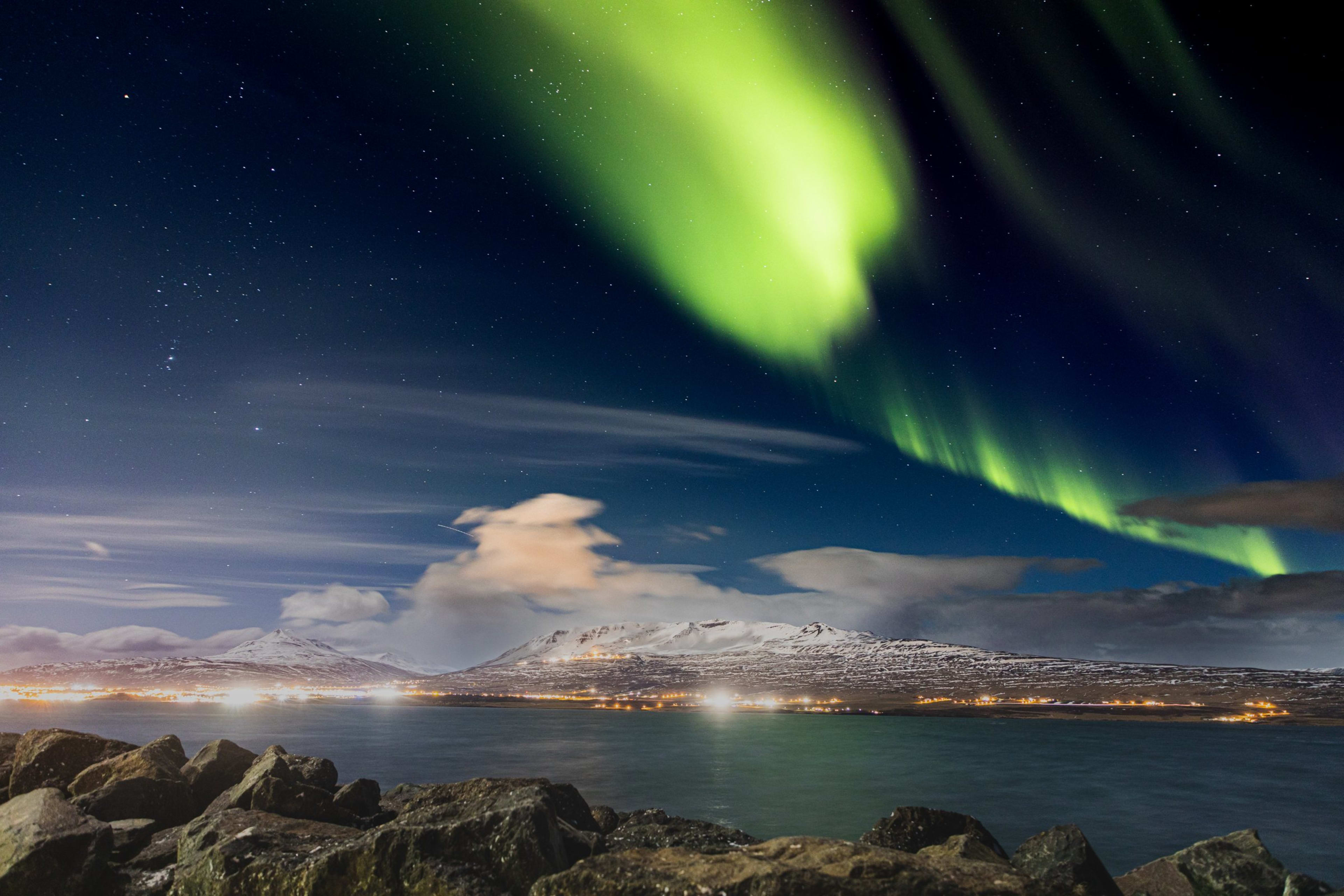 Northern_Lights_-_Akureyri_large2400x1600