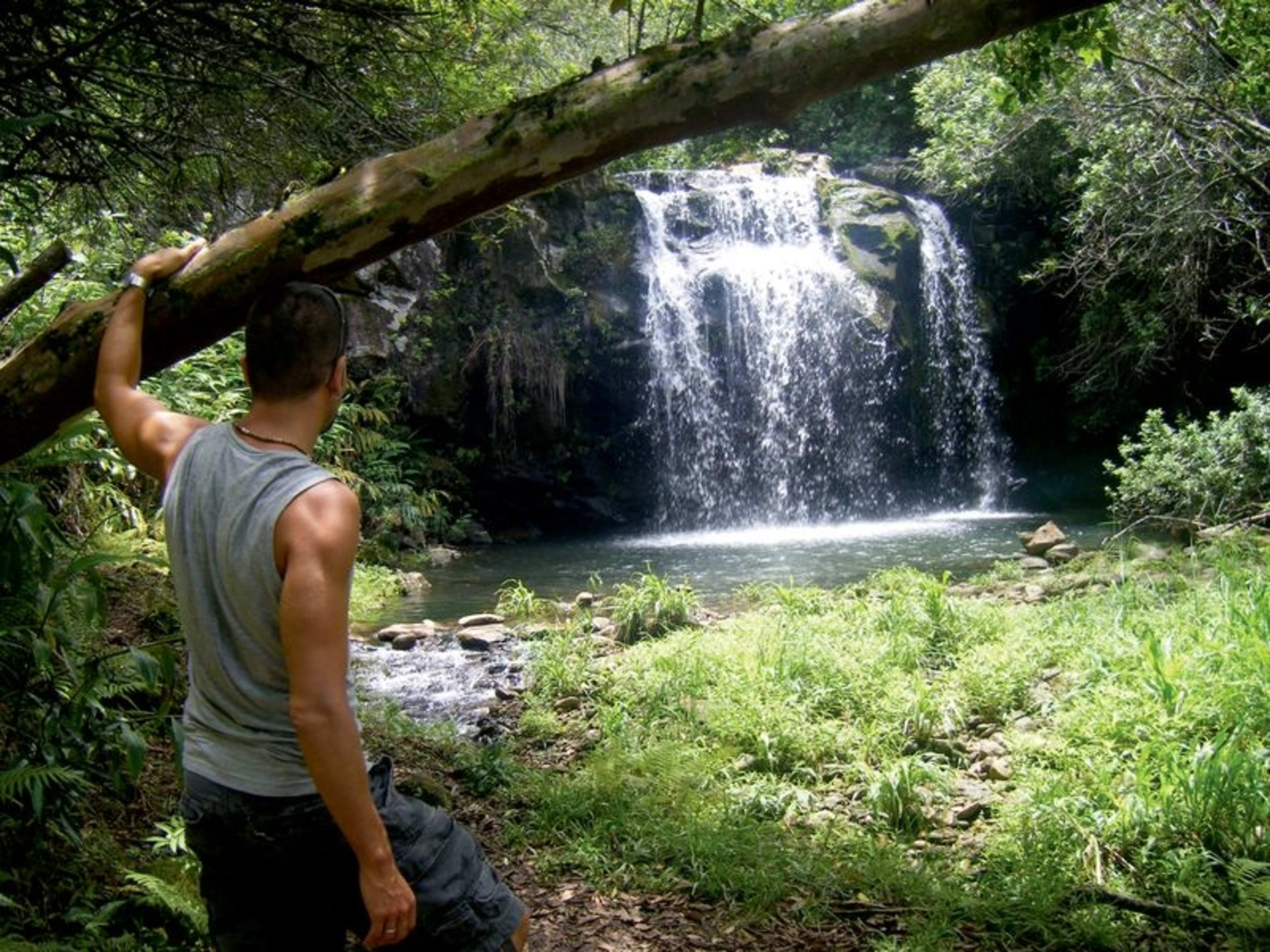 web-rci_hawaii_waterfall_man