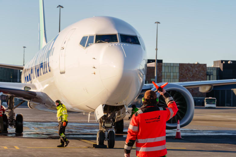 Groundstaff_waving_aircraft
