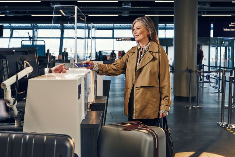 Web_image-Keflavík_Airport_-_Check_in_Woman1