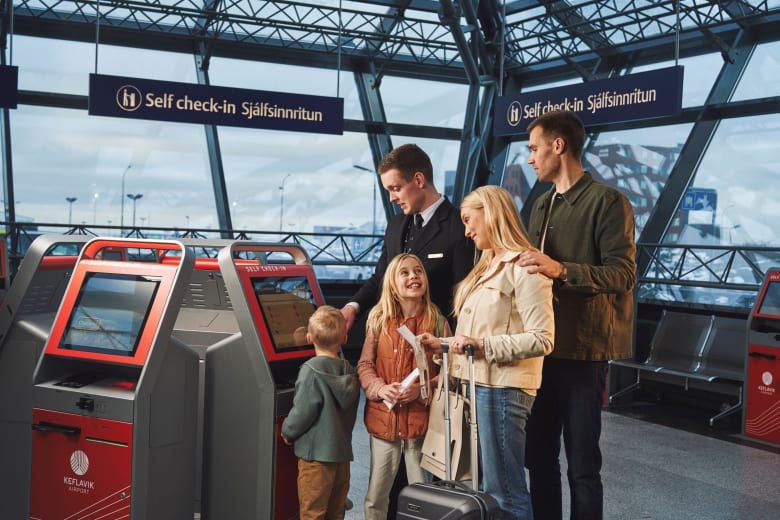 Check-in-self-service-Keflavik-airport-family-Iceland