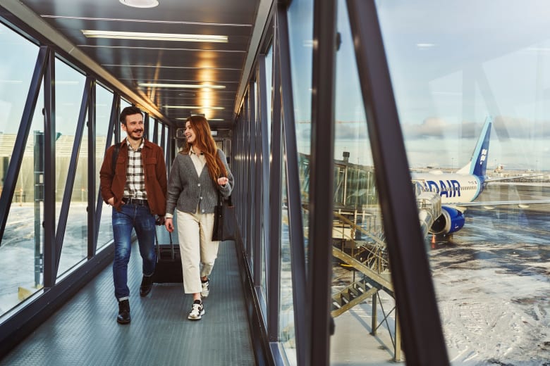 Web_image-Keflavík_Airport_-_Jetwalk_-_People