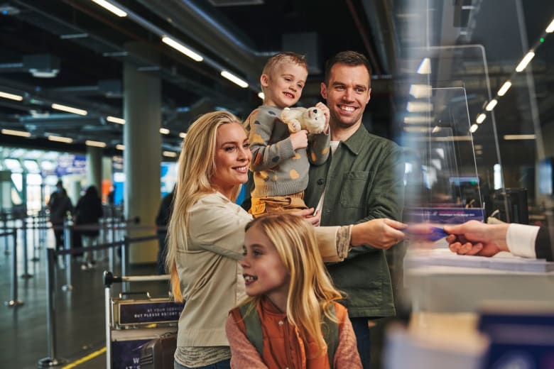 Large-Keflavík_Airport_-_Check_in_family2