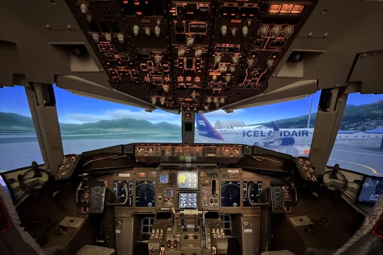Icelandair-training-CAE-Boeing-757-cockpit