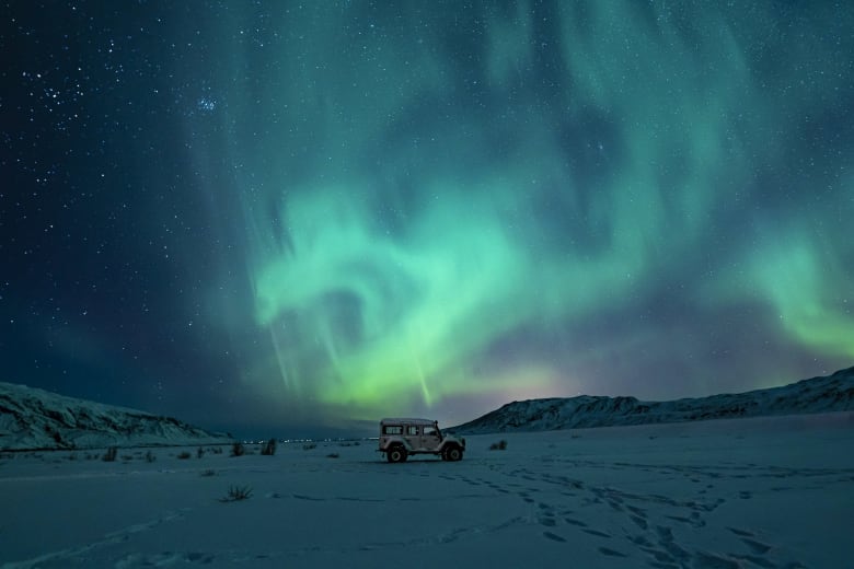 unsplash-aurora-car